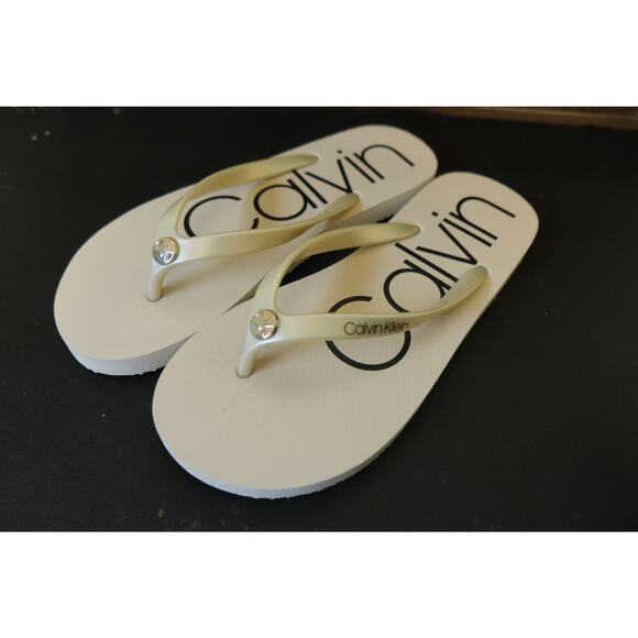 NWOT Calvin Klein Seya Classic Tan Thong Flip Flop Logo Detail Womens - Picture 1 of 4